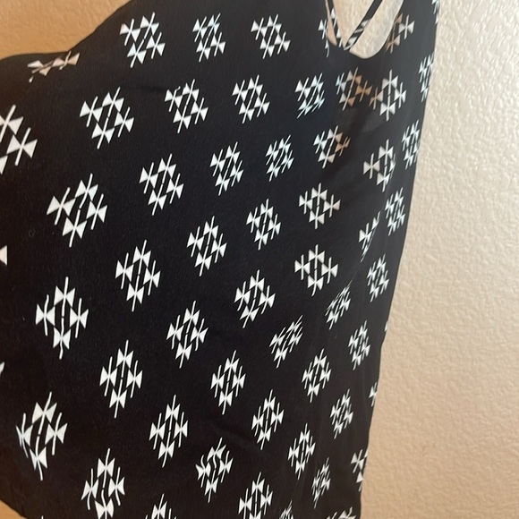 Chic Black and White Patterned Tank Top - Picture 2 of 8